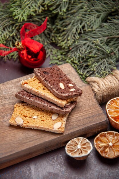 Vorderansicht Kuchenscheiben mit Baum auf dunklem Raum