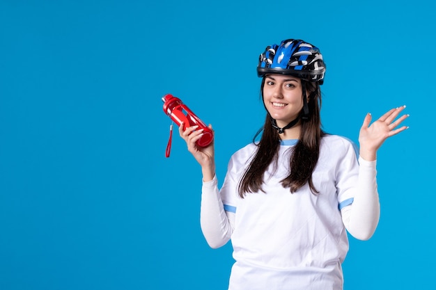 Vorderansicht lächelnde junge Frau in Sportkleidung mit Helm