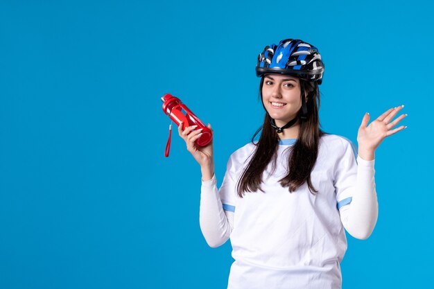 Vorderansicht lächelnde junge Frau in Sportkleidung mit Helm