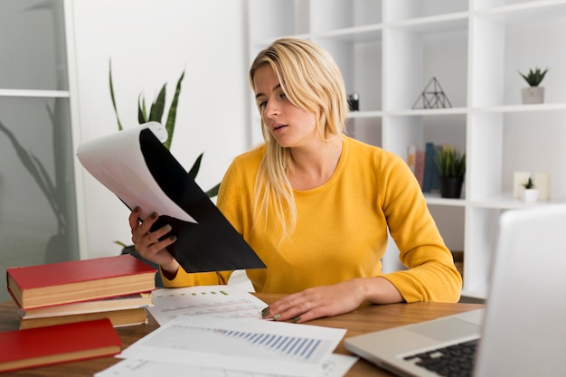 Vorderansicht lässige Frau, die von zu Hause aus arbeitet