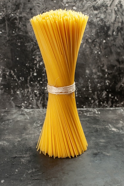 Vorderansicht lange italienische Pasta roh auf der hellgrauen Lebensmittelfarbe Teigküche Fotomahlzeit