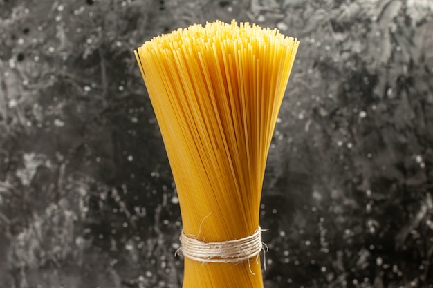 Vorderansicht lange italienische Pasta roh auf der hellgrauen Lebensmittelfarbe Teigküche Fotomahlzeit