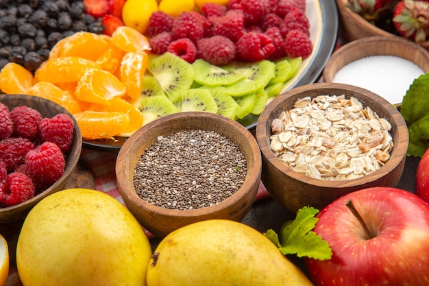 Kostenloses Foto vorderansicht lecker geschnittene früchte im teller mit frischen früchten auf dunklem obst exotischer, ausgereifter fotobaum