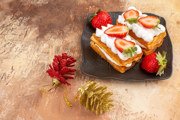 Vorderansicht leckere cremige Kuchen mit Früchten auf hellem Hintergrund