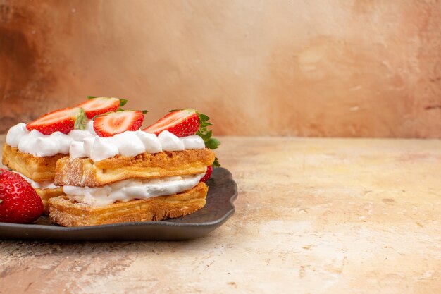 Vorderansicht leckere cremige Kuchen mit Früchten auf hellem Hintergrund