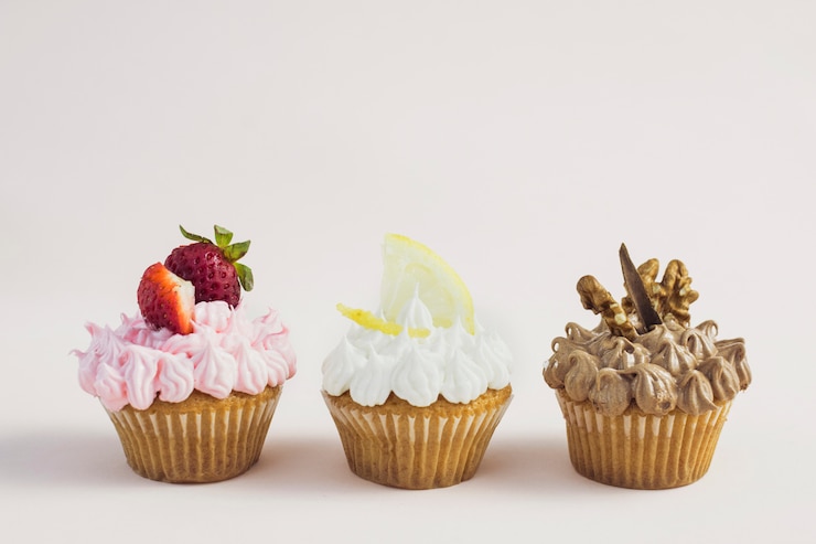 Kostenlose Foto vorderansicht leckere cupcakes mit verschiedenen geschmacksrichtungen