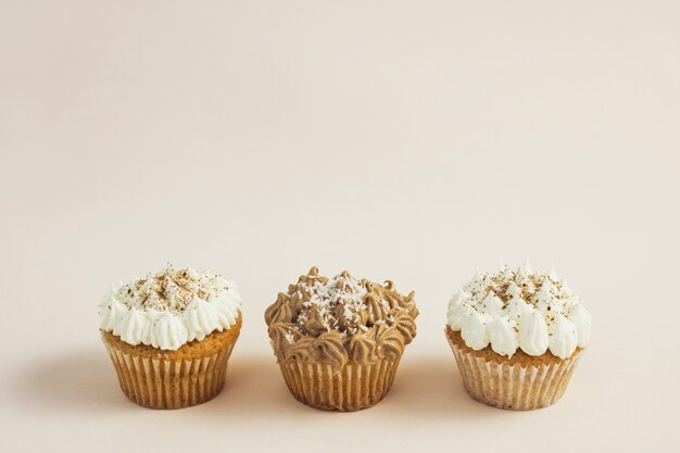 Vorderansicht leckere Cupcakes verschiedener Geschmacksrichtungen