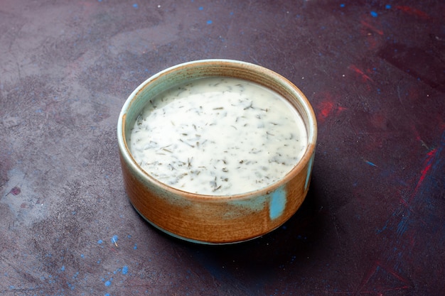 Vorderansicht leckere dovga aus joghurt mit gemüse innen auf dunklem tisch, mahlzeit essen suppe grünes abendessen