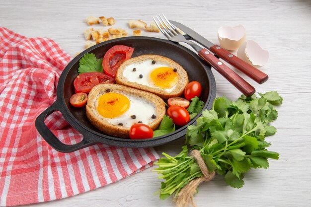 Vorderansicht leckere Eiertoasts mit Grün auf weißem Hintergrund Frühstück Mittagessen Mahlzeit Farbe Essen Foto Morgensalat