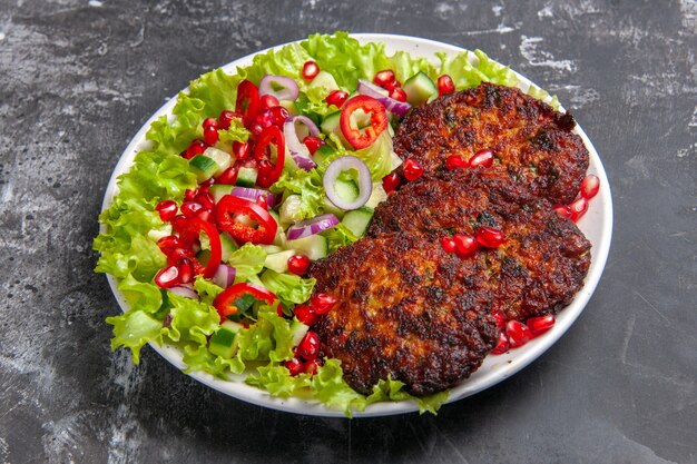 Vorderansicht leckere Fleischkoteletts mit frischem Salat