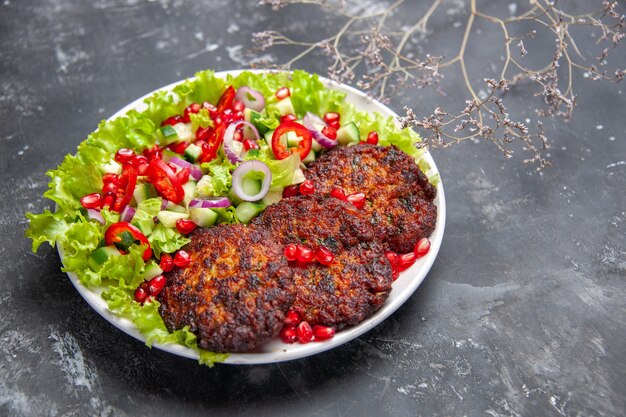 Vorderansicht leckere Fleischkoteletts mit frischem Salat