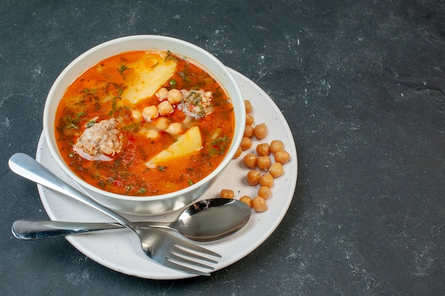 Kostenloses Foto vorderansicht leckere fleischsuppe mit bohnengrün und kartoffeln auf dunklem tisch