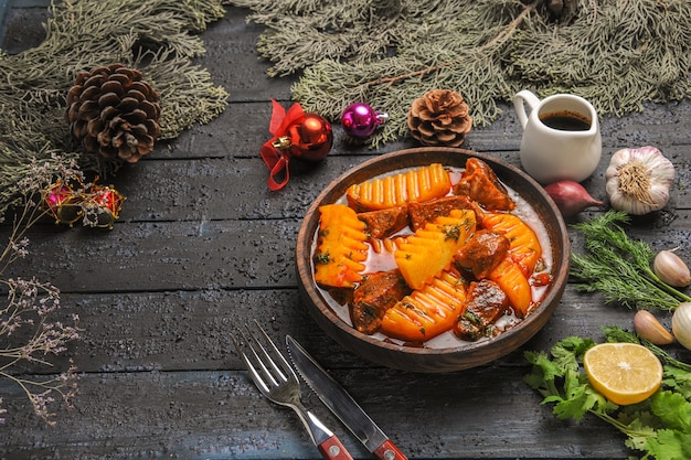 Vorderansicht leckere Fleischsuppe mit Gemüse und Kartoffeln auf dunklem Schreibtisch Food Dish Tree Suppe