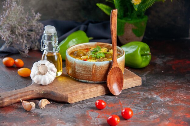 Vorderansicht leckere Fleischsuppe mit Knoblauch in kleinem Teller auf dunklem Hintergrund Mahlzeit Gemüsegericht Kochen Fleisch kochen Küche Essen