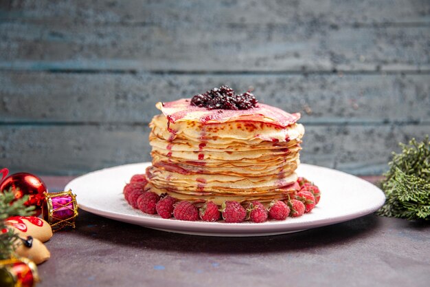 Vorderansicht leckere Geleepfannkuchen mit frischen Erdbeeren auf dem dunklen Raum