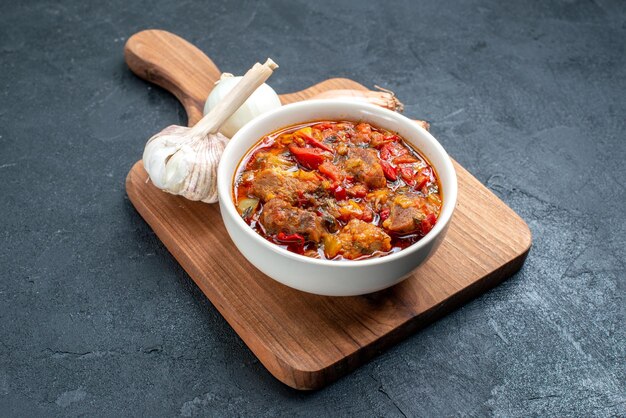 Vorderansicht leckere Gemüsesuppe mit Fleisch auf Grauraum