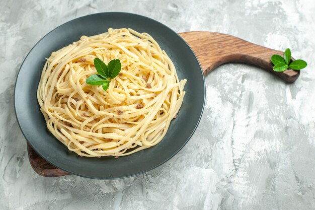 Vorderansicht leckere italienische Pasta auf hellem Gericht Essen Fototeig