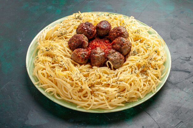 Vorderansicht leckere italienische Pasta mit Fleischbällchen auf blauer Oberfläche