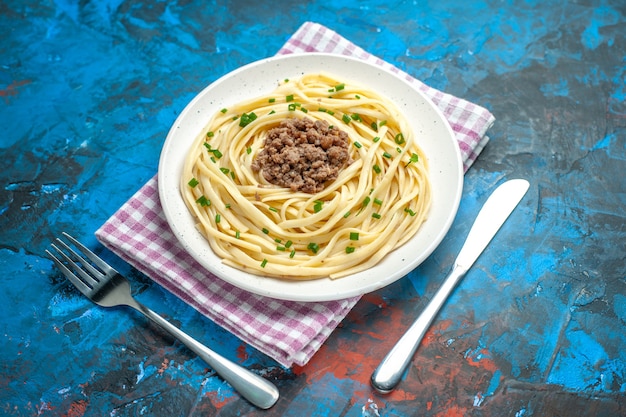 Vorderansicht leckere italienische Pasta mit Hackfleisch auf blauem Teiggericht Fleischmahlzeit