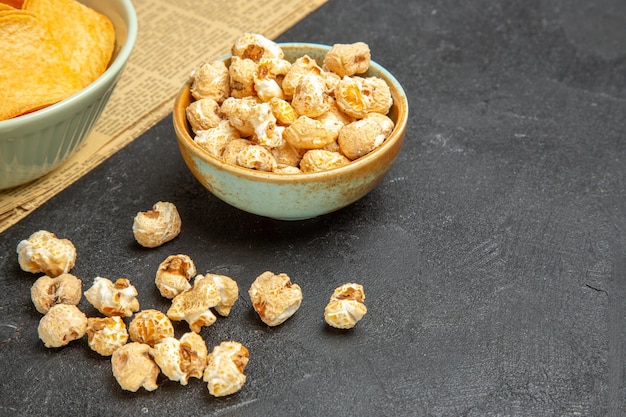 Vorderansicht leckere Käse-Cips mit verschiedenen Snacks auf dunklem Hintergrund