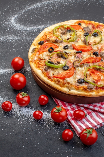 Vorderansicht leckere Käsepizza mit roten Tomaten auf dunkler Oberfläche