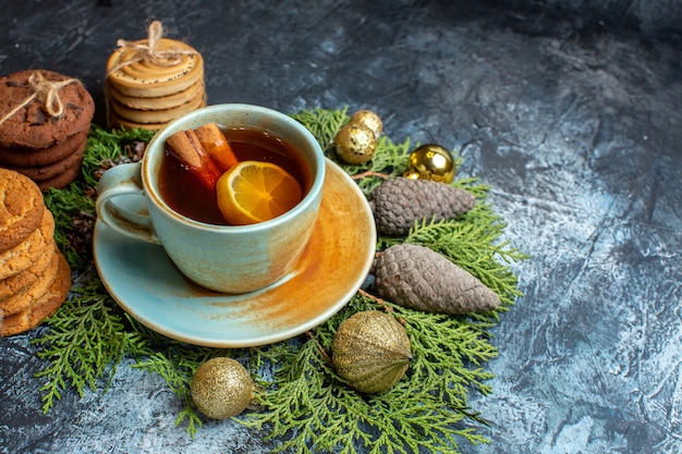 Vorderansicht leckere Kekse mit Tasse Tee auf der hellen Oberfläche light