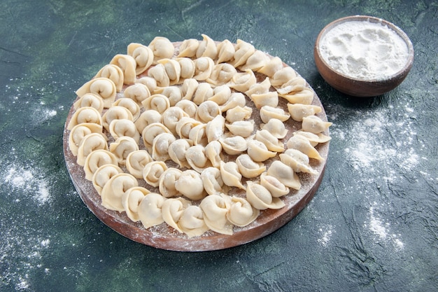 Kostenloses Foto vorderansicht leckere kleine knödel mit mehl auf dunkler oberfläche