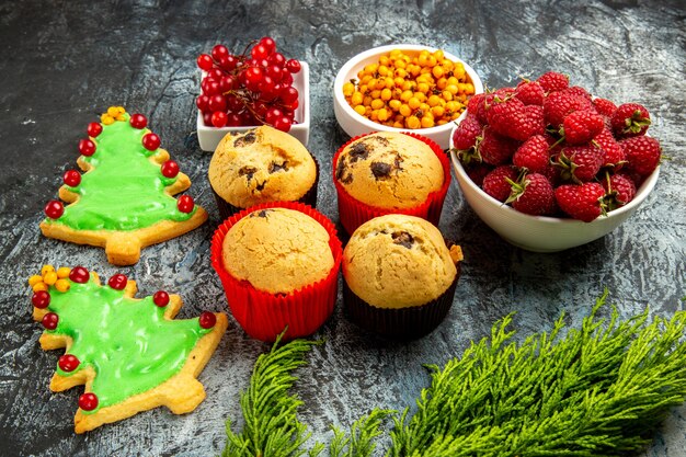 Vorderansicht leckere kleine Kuchen mit frischen Beeren