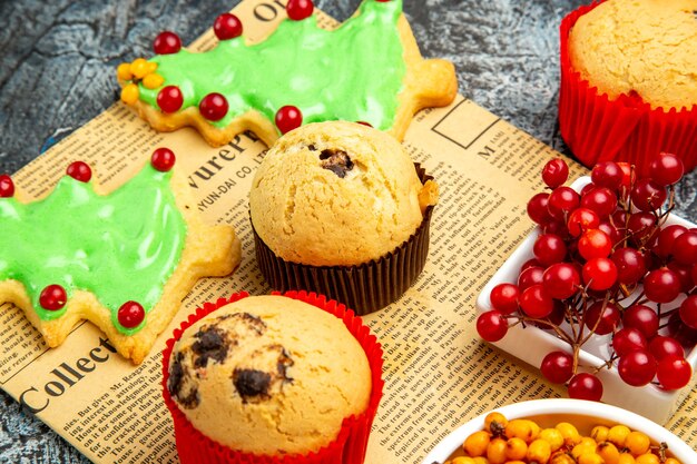 Vorderansicht leckere kleine Kuchen mit frischen Beeren