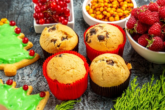 Vorderansicht leckere kleine Kuchen mit frischen Beeren