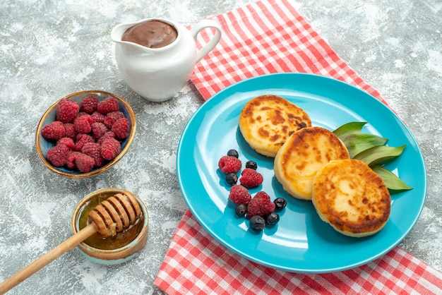 Vorderansicht leckere Muffins mit Beeren auf Leuchttisch