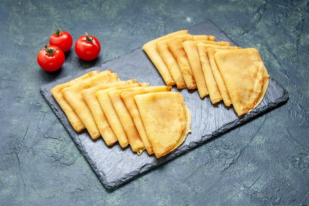 Vorderansicht leckere Pfannkuchen auf blauer Oberfläche