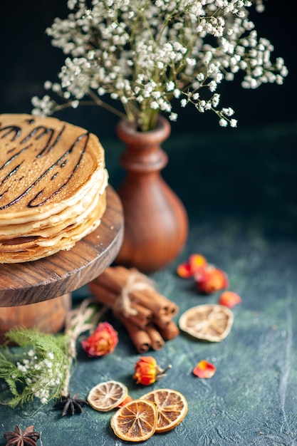 Vorderansicht leckere Pfannkuchen auf dunkelblauer Oberfläche