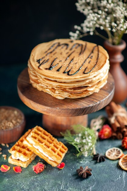 Vorderansicht leckere Pfannkuchen auf dunkelblauer Oberfläche