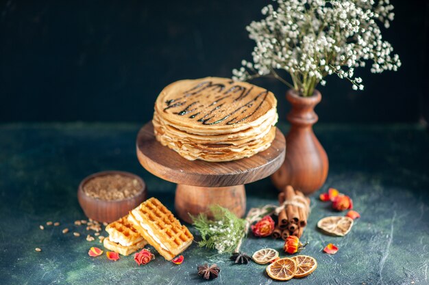 Vorderansicht leckere Pfannkuchen auf dunkelblauer Oberfläche