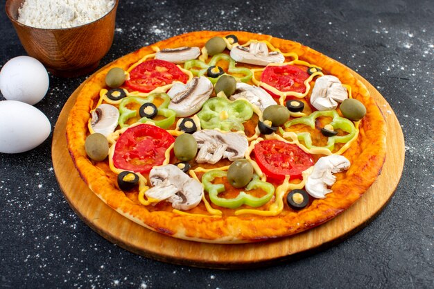 Vorderansicht leckere Pilzpizza mit Paprika-Oliven und Pilzen mit roten Tomaten