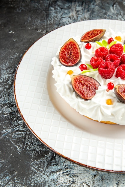 Vorderansicht leckere Sahnetorte mit verschiedenen Früchten