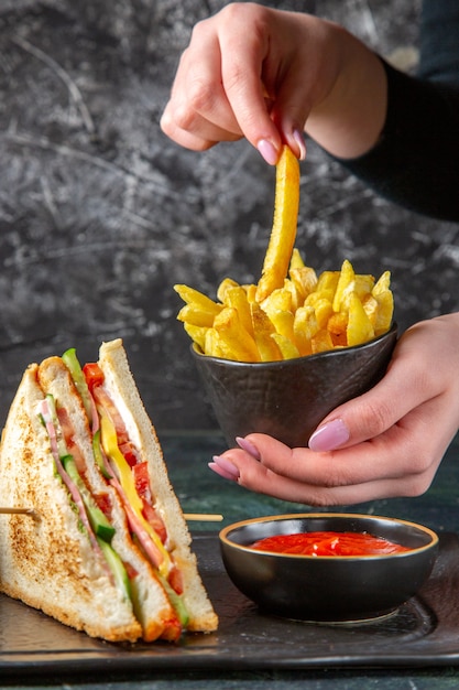 Vorderansicht leckere Schinkensandwiches mit dunkler Oberfläche der Pommes Frites