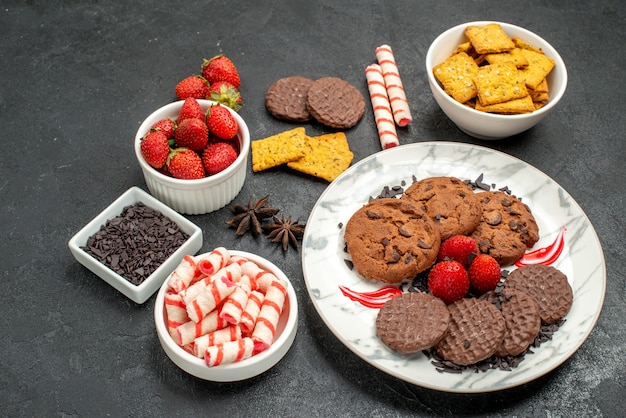 Vorderansicht leckere Schoko-Kekse mit verschiedenen Snacks