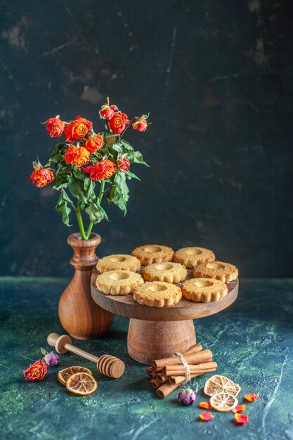 Vorderansicht leckere süße Kekse auf dunkler Oberfläche