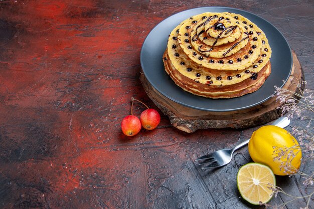 Vorderansicht leckere süße Pfannkuchen innen auf dunklem Hintergrund