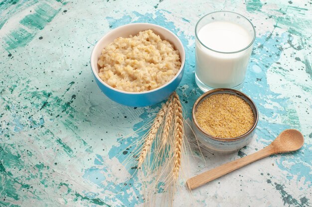 Vorderansicht leckeren Brei mit Milch auf dem blauen Schreibtisch Frühstück Mahlzeit Mahlzeit Milch