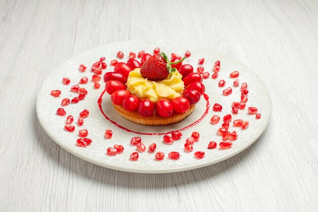 Vorderansicht leckeren cremigen Kuchen mit Hartriegeln auf weißem Schreibtisch Obstkuchen Dessert