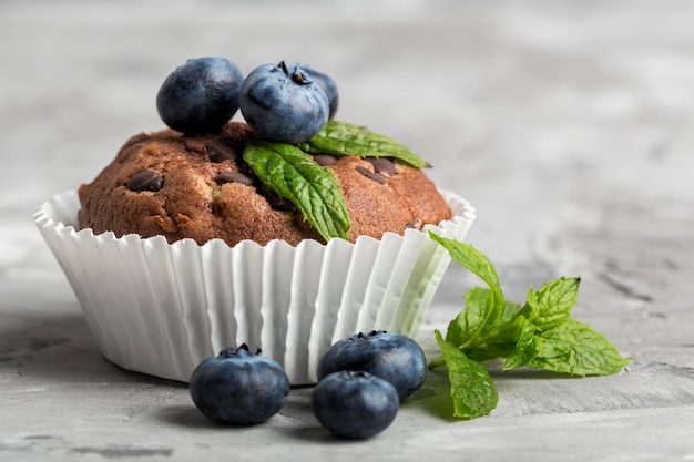 Kostenloses Foto vorderansicht leckeren cupcake mit blaubeeren und minze