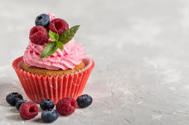 Vorderansicht leckeren Cupcake mit Erdbeercreme