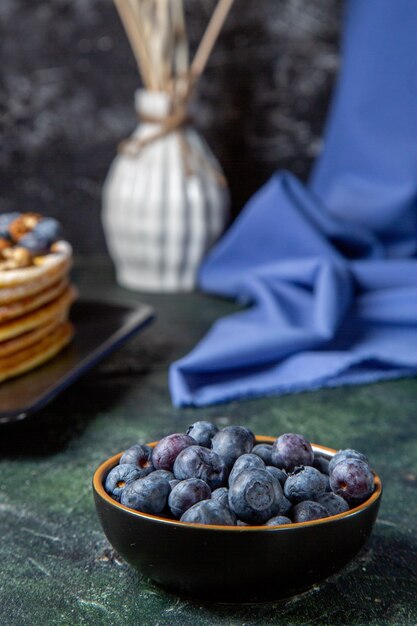 Vorderansicht leckeren Honigkuchen mit Blaubeeren und Walnüssen innerhalb Platte dunkle Oberfläche