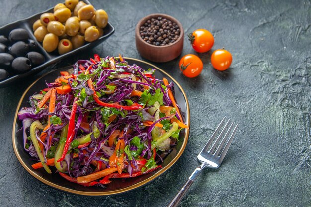 Vorderansicht leckeren Kohlsalat mit Oliven auf dunklem Hintergrund Mahlzeit Gesundheit Brot Snack Mittagessen Urlaub Essen Diät
