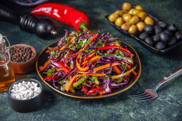 Vorderansicht leckeren Kohlsalat mit Oliven auf dunklem Hintergrund Snack Mahlzeit Urlaub Diät Gesundheit Brot Essen Mittagessen Gemüse