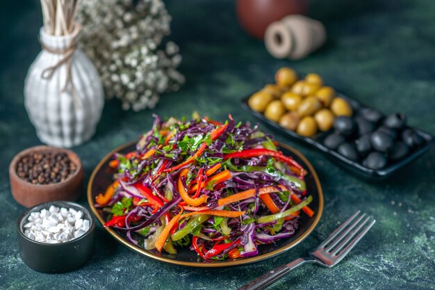 Vorderansicht leckeren Kohlsalat mit Oliven auf einem dunklen Hintergrund Mahlzeit Feiertagsdiät Gesundheit Brot Essen Mittagessen Snack Gemüse