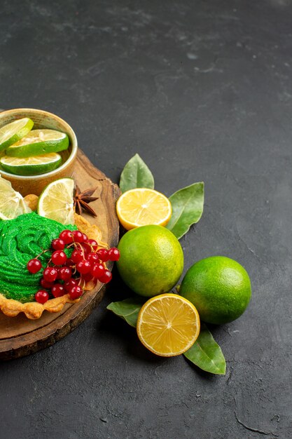 Vorderansicht leckeren Kuchen mit Früchten